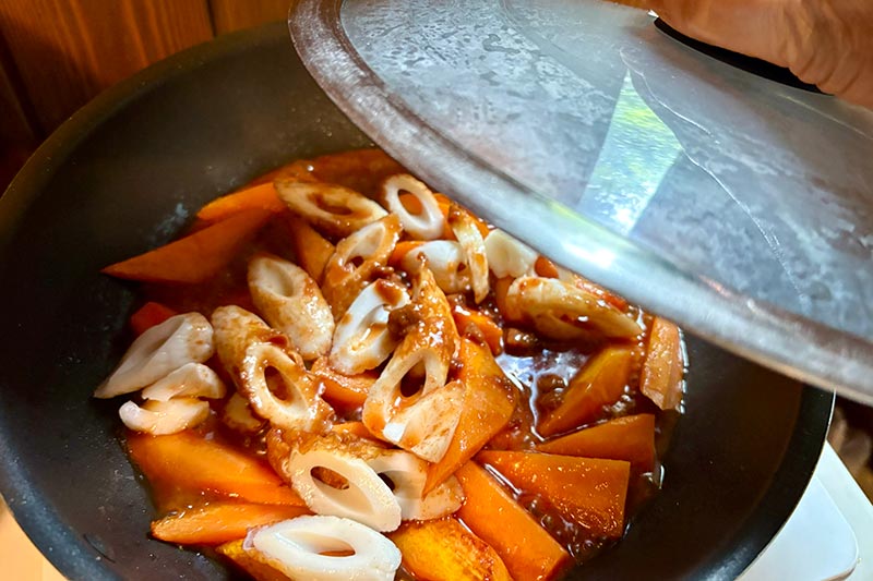 画像2: あっという間になくなる「にんじんとちくわの甘辛煮」のつくり方。ごはんがすすむ甘辛おかず!食欲が落ちる梅雨にもおすすめ|本多理恵子の「50代からは“手抜き”と“息抜き”」
