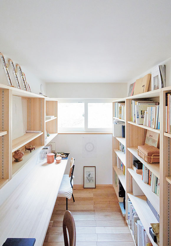 画像3: 部屋の「余白」を豊かに彩る花やアートの飾り方。写真や絵を“窓のように楽しむ”アイデア&お気に入り収納グッズ/in-kyo店主・長谷川ちえさん