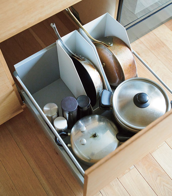 画像3: すっきりした家の「収納の工夫」食器棚は置かずつくりつけの棚に。しまえるものは“すべてしまう”余白のある空間づくり/in-kyo店主・長谷川ちえさん