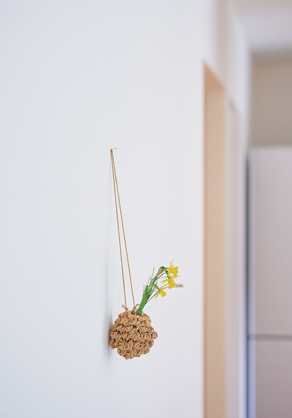 画像1: 部屋の「余白」を豊かに彩る花やアートの飾り方。写真や絵を“窓のように楽しむ”アイデア&お気に入り収納グッズ/in-kyo店主・長谷川ちえさん