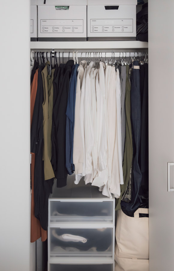 画像1: 服は「1枚買ったら1枚減らす」着ない服は手放して一軍だけを。すっきりしたクローゼットの収納ルールとお気に入りグッズ/商品開発コーディネーター・重松久惠さん