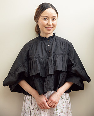 画像2: 自慢の収納家具 03 ピアノのような佇まいの椅子は玄関収納としても活躍