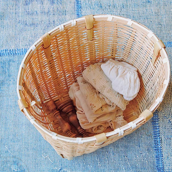 画像: 子どもの服などもよろづ屋へ