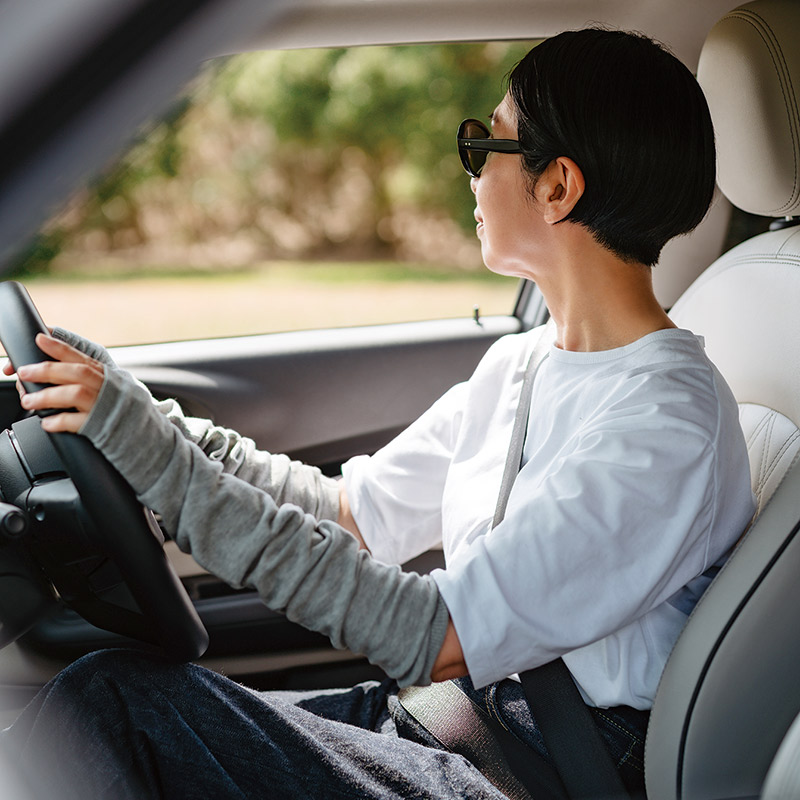 画像: 板倉さんの夏の装い 02 運転するとき