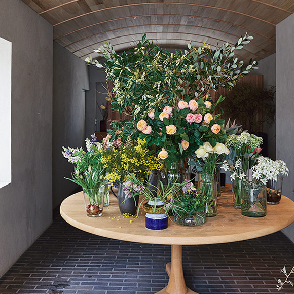 画像: 可憐な花や、グリーンが多めのお店のセレクトも引田さん好みなのだそう
