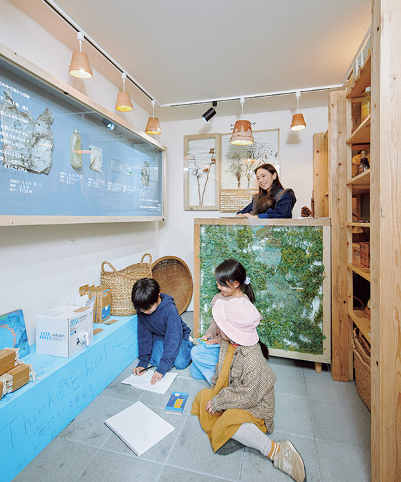画像: 「家族と一年商店」の店内で遊ぶ子どもたち。「2つの店を自由に行き来して遊んでいることが多いです」