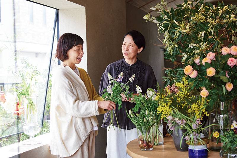 画像: 生花店「hibi」の店主・久野恭子さんと。「hibiの花通信」として、「fève」で年4回花の通販も。いまは花器を一緒に制作中