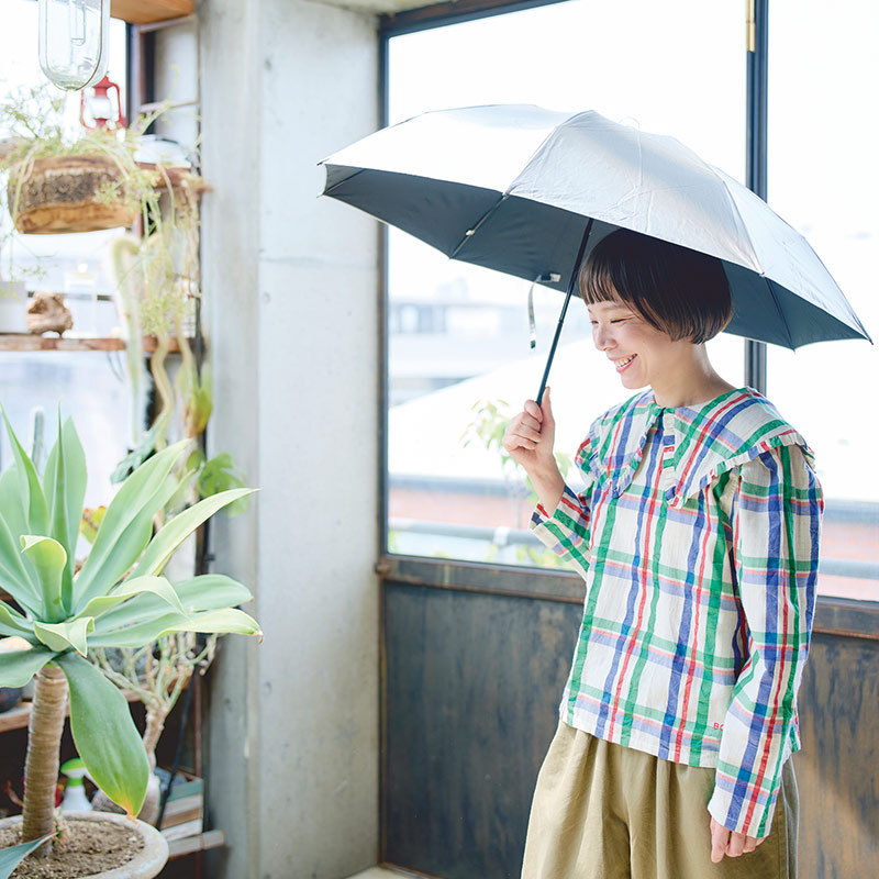 画像2: 引田さんの夏の装い 01 電車で移動する日