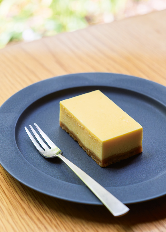 画像: 名古屋の人気ベイクショップ「PINE FIELDS MARKET」から仕入れているチーズケーキ。さくさくしたクッキー生地と濃厚なチーズ感でファンが多い