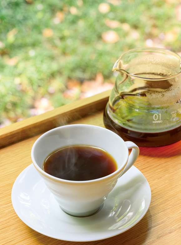 画像: コーヒー豆は、酸味と苦味のバランスがいい店舗限定ブレンド「SEN-OKU HAKUKOKAN BLEND」と、深煎り、浅煎りのほか、季節限定の4種から選べる