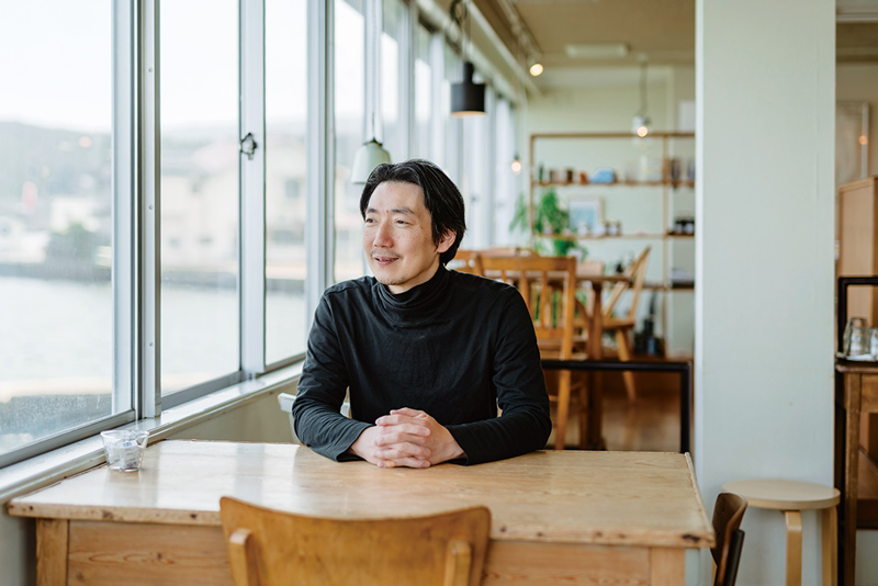 画像: 店主の小島毅さん。店名は「白線」のローマ字表記で、人と人をつなげる、点と点を結ぶ線のような場所にとの思いからつけた