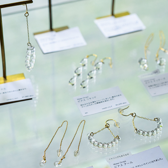 画像: 職人の技術継承のためにつくり始めたガラスのアクセサリーの販売も