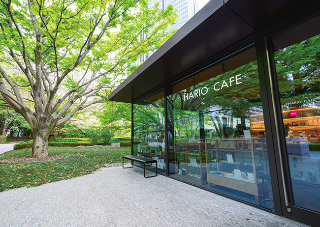 画像: 東京・六本木の名喫茶「HARIO CAFE 泉屋博古館東京店」を訪ねて。美術館の“緑豊かな庭園”を眺めながらコーヒーを味わう/喫茶写真家・川口葉子さん