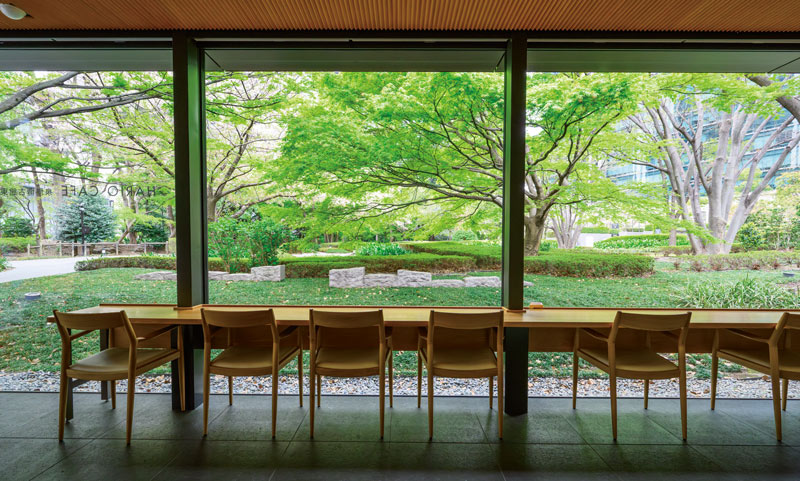 画像: 窓に向いたカウンター席と、奥にはふたりがけのソファ席もある。「雨の日も、しっとりとした落ち着きがあっていいですよ」と川口さん