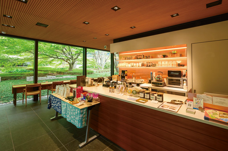 画像: スタッフがHARIOのコーヒー器具を使ってコーヒーを淹れるところを間近で見ることができる。店内では商品の販売もされていて、使い方など、わからないことや気になることを気軽に聞けるのも直営店ならでは