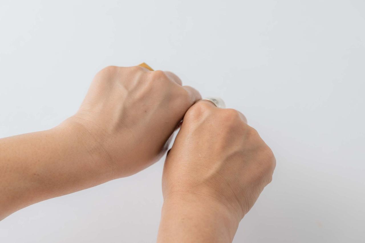 画像: 塗った左手は、セミマットで均一感のある肌に