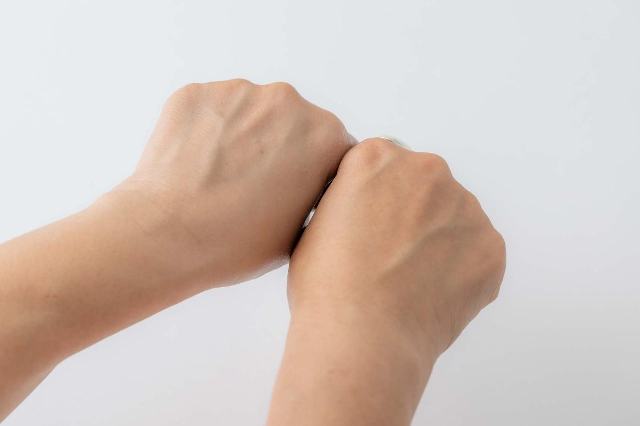 画像: 塗った左手は、毛穴を自然にカバーしながら薄づきに