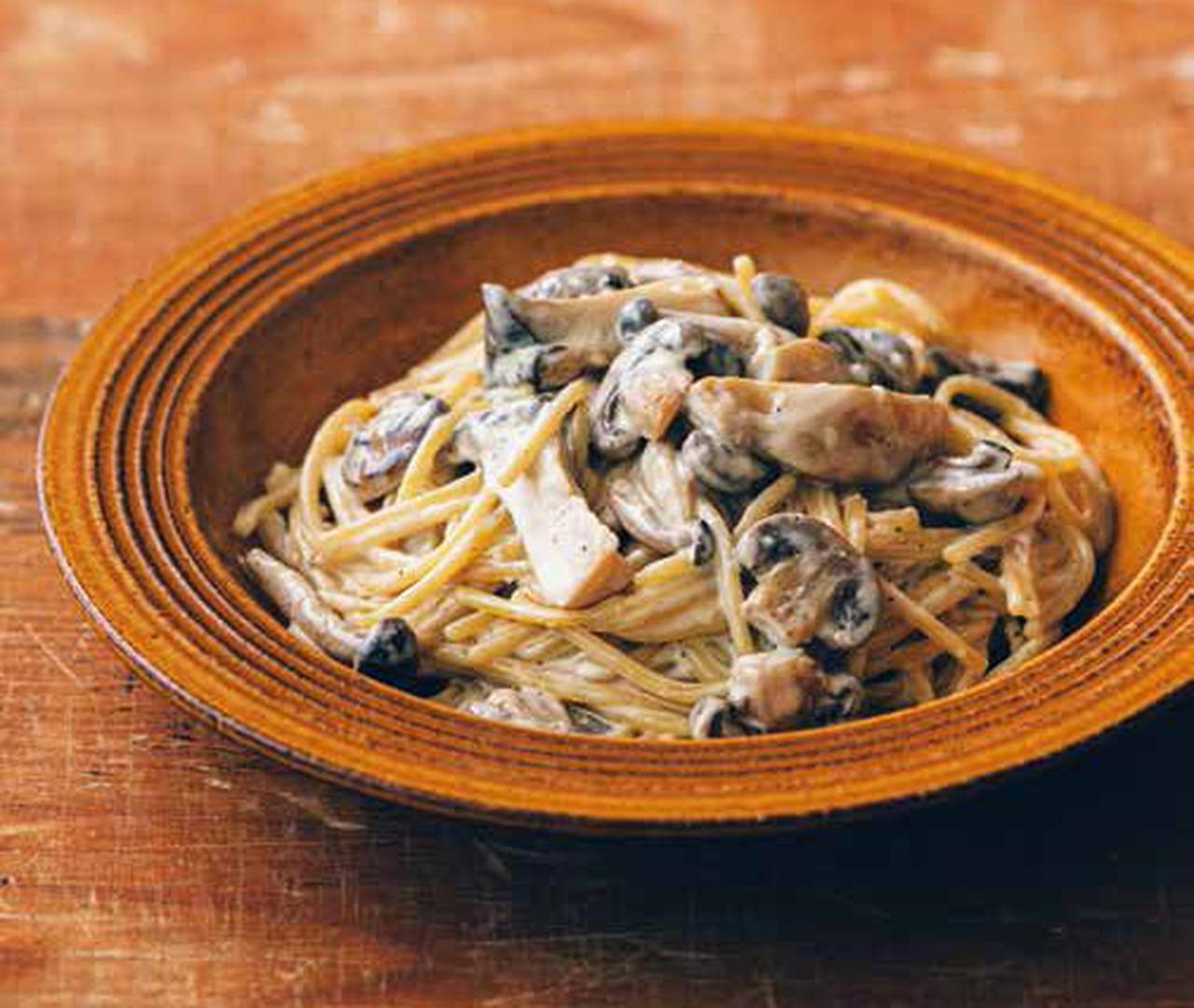 画像: 減塩なのにリッチな味わい「いろいろきのこのクリームパスタ」のつくり方。きのこのうま味と生クリームのコクで大満足のひと皿/料理研究家・藤井恵さん - 天然生活web