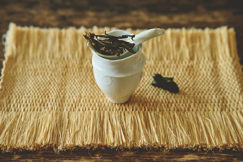 画像: 一般的な台湾の烏龍茶と違い茶葉が丸まっていない。茶則にしたれんげ、大ぶりでちょうどいい湯飲みは河合和美さんの作