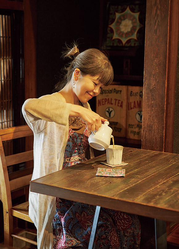 画像: 鍋で煮出したお茶をティーポットに移して。「カップと一緒に寝室に持っていき、睡眠前にゆったりと飲むのもよいですね」