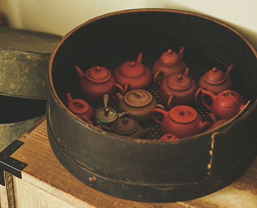 画像: 中国・宜興の紫砂壺（急須）たち。「理想は1類の茶葉に1の茶壺を使うこと。茶壺も育つ（養壺）といわれます」