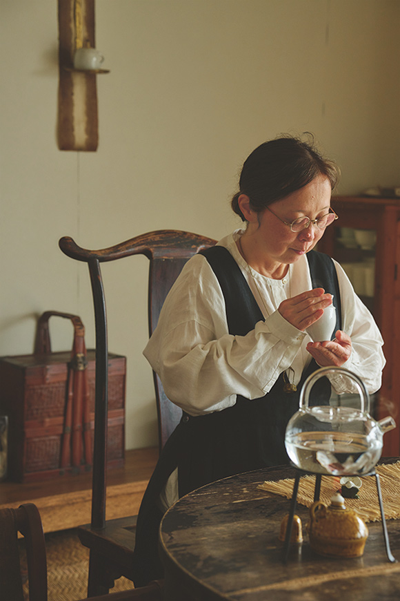 画像: 注いだ湯に茶葉を入れ、ほころぶ蕾の形の湯飲みの中で開いていく茶葉を眺めるのが好き。「香りだけでリラックスします」