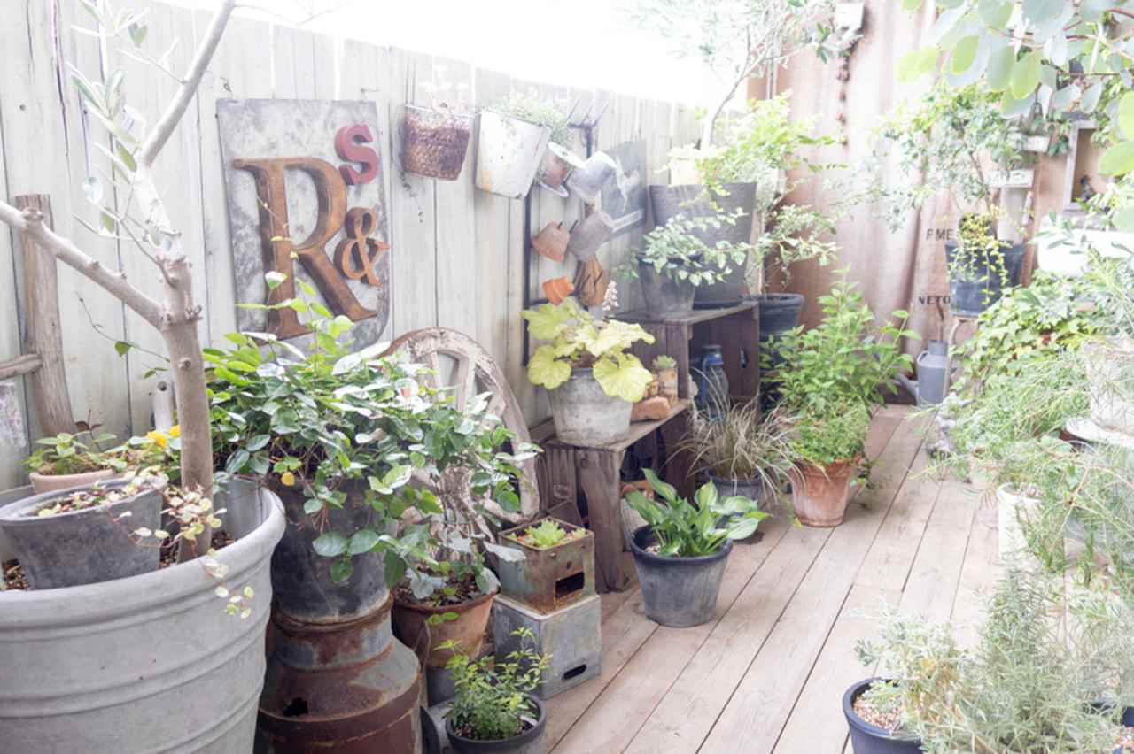 画像: 足元を整えると、壁面や雑貨、植物の配置まで少しずつ考えたくなります。手を加えるたびに表情を変えるベランダは、自分だけの「おもちゃ」のような存在です