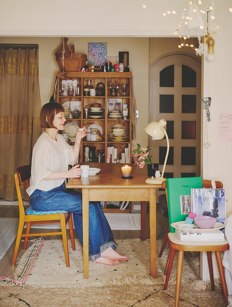 画像: 自宅でいちご大福とコーヒーを楽しむ髙橋さん。お店のお客さんから、あんこを使った和菓子の差し入れも多いのだとか