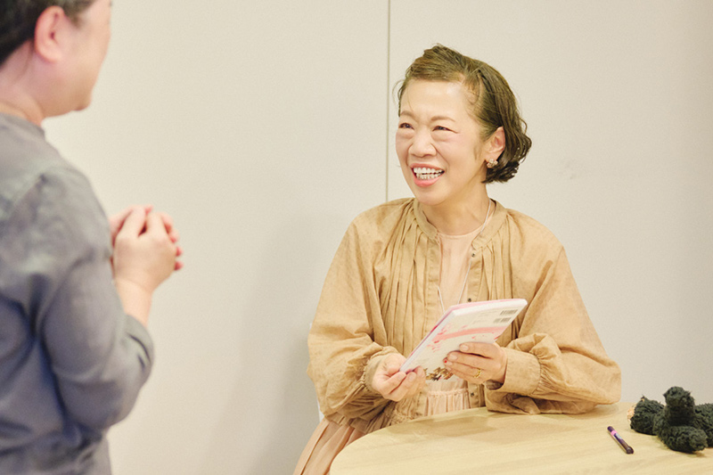 画像: サイン会はおひとりおひとりとちょこっとお話しできるからとても好きな時間です。友人がこのヘアースタイルに名前を付けてくれました。『きゅーぴーちゃんヘア♡』