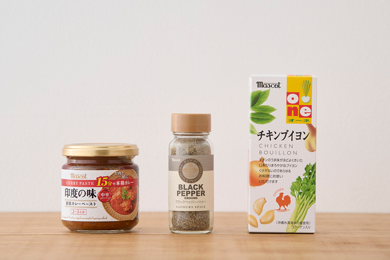 画像: 濃縮カレーペースト、ブラックペッパー、チキンブイヨンの3つがセットに。いずれも素材のうま味や香りが凝縮した奥行ある味わい