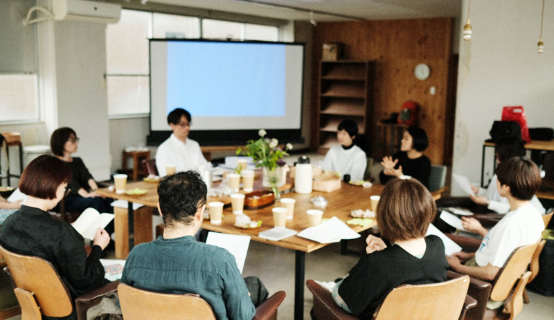 画像: 翻訳者・池上貴之氏を囲んでのお話会も
