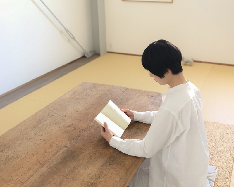 画像: 本を開く、五十嵐さん