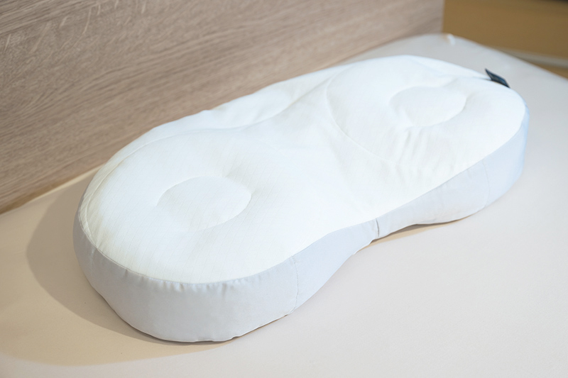 画像: 丸型の独立キルトで、横向き寝を安定させる。高さは「低め」「高め」の2タイプから選べる 医師がすすめる健康枕「もっと横楽寝」