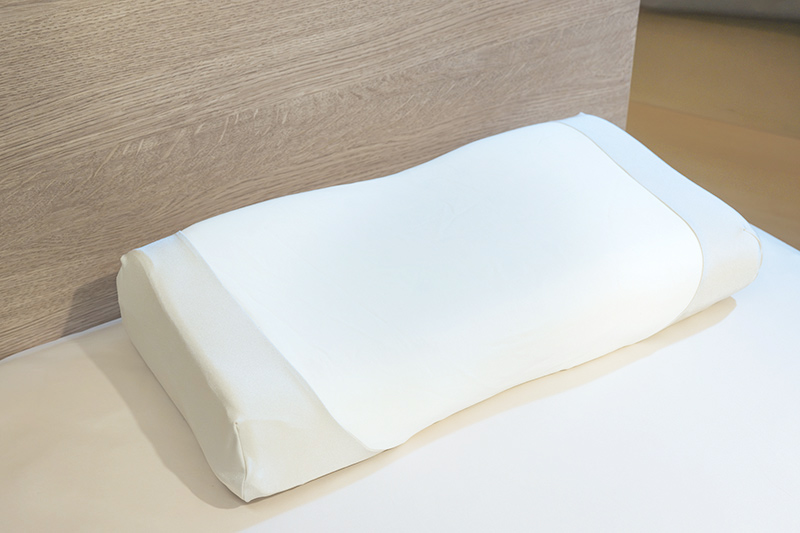画像: 中央にくぼみがあり、首をしっかり支えて後頭部にフィット。高さは「低」「中」「高」の3タイプから選べる エンジェルフロート®