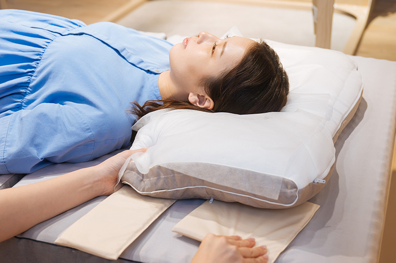 画像: 調整シートを使って寝姿勢を確かめながら、最適な高さを決めていく