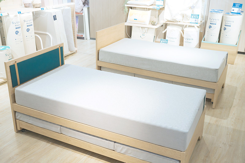 画像: 手前が「suyara #001 Dots」、奥が「suyara #002 Bounce」