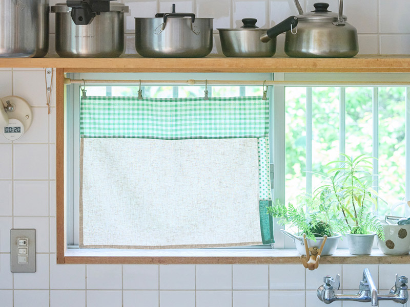 はぎれでおしゃれな「カフェカーテン」のつくり方。涼しげな素材で“かわいく手づくり”ミシンで楽しむ布小物/布作家・不動美穂さん