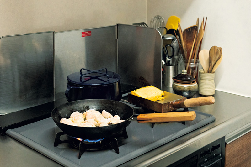 画像: まさこさん宅のキッチン。銅の玉子焼き器に鉄のフライパン、ダンスクの両手鍋などを、現在は妹の統子さんと3歳の娘のリンさんが使いこなしている