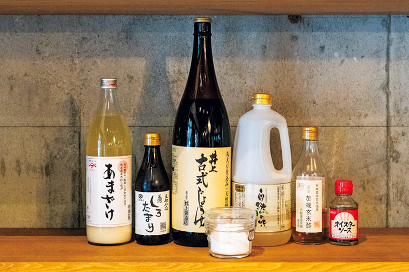 画像: まさこさんが店内に備えている基礎調味料。いずれも伝統製法やからだにやさしい素材でつくられたものばかり