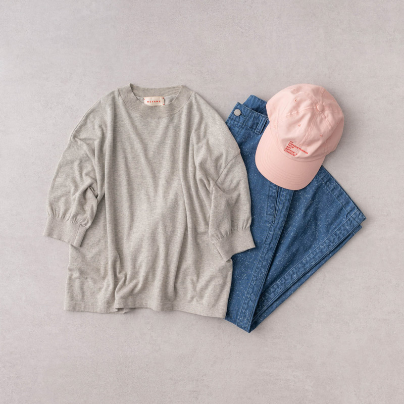 画像: エンブロイダリーキャップ　各 9,900円／メヤメ（ソークロニクル） ニットTシャツ　15,400円／メヤメ（ソークロニクル） デニムパンツ　29,700円／メヤメ（ソークロニクル）