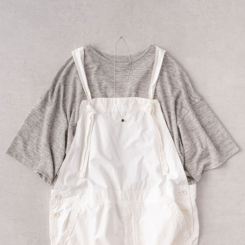 画像: オニキスネックレス　41,800円／プラウ リネンTシャツ　16,500円／ロワズィール オーバーオール　28,600円／ヴェリテクール