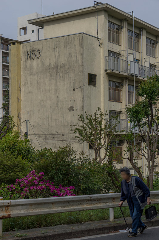 画像: 恐らくこれが最後に撮影したメゾネット住棟の写真です。鉄板を曲げただけのシンプルな住棟番号表示大好きでした
