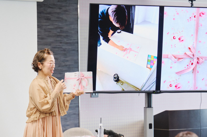 画像: 撮影風景をスライドで紹介する桜井さん