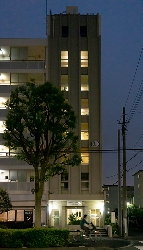 画像: 唐突ですが、こちらが「都営赤羽西5丁目アパート」なのですが、こちらは「桐ヶ丘団地」のメゾネット住棟の階段室と違って、上にエレベーターの機械室が収まる部分がついています