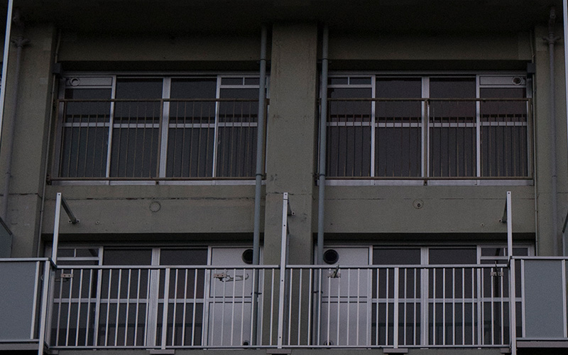 画像: メゾネット住棟のベランダ側も拡大してみました。ガラスでない窓にご注目ください