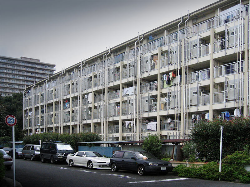 画像: 2000年ごろ撮影のパイプだらけの謎の住棟。実はこれもメゾネット住棟なのですが何号棟なのか不明です