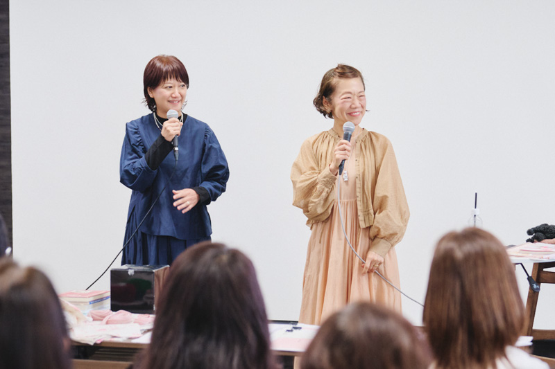 画像: 右:桜井かおりさん、左:扶桑社・橿渕美紀(ふたりで歌っているわけではありません)