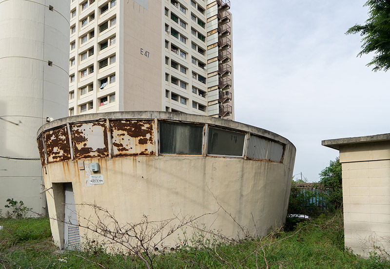 画像: その給水塔のお隣にある謎の建物。旧共産圏の建物のような、レトロフューチャー感のあるデザインが目を引きます