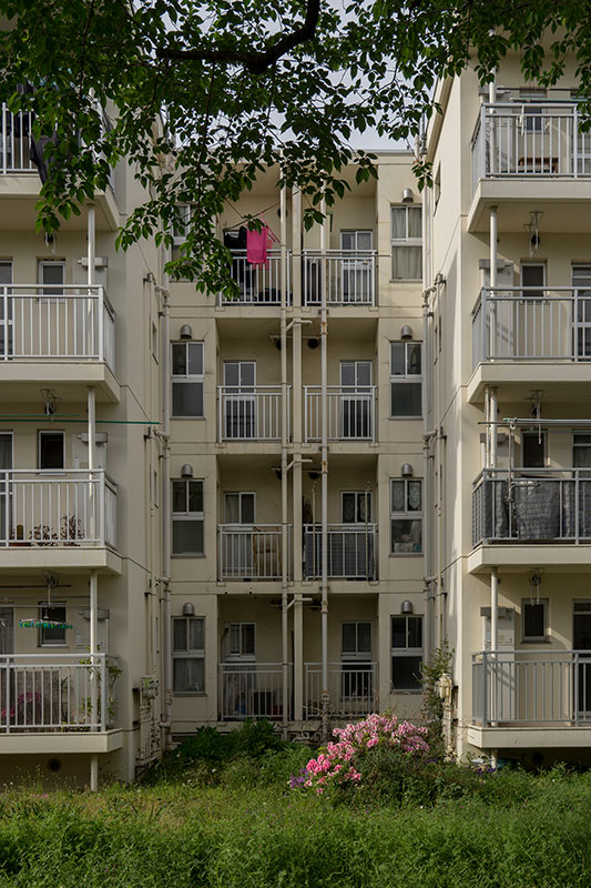 画像: 板状階段室型住宅のベランダ側です。なんだか複雑な形をしていますよね