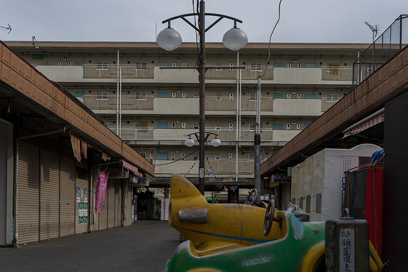 画像: 商店街のまんなかには、年季の入ったキディライドが。川添が幼少のころに目にしていたものよりも古そうな気がします